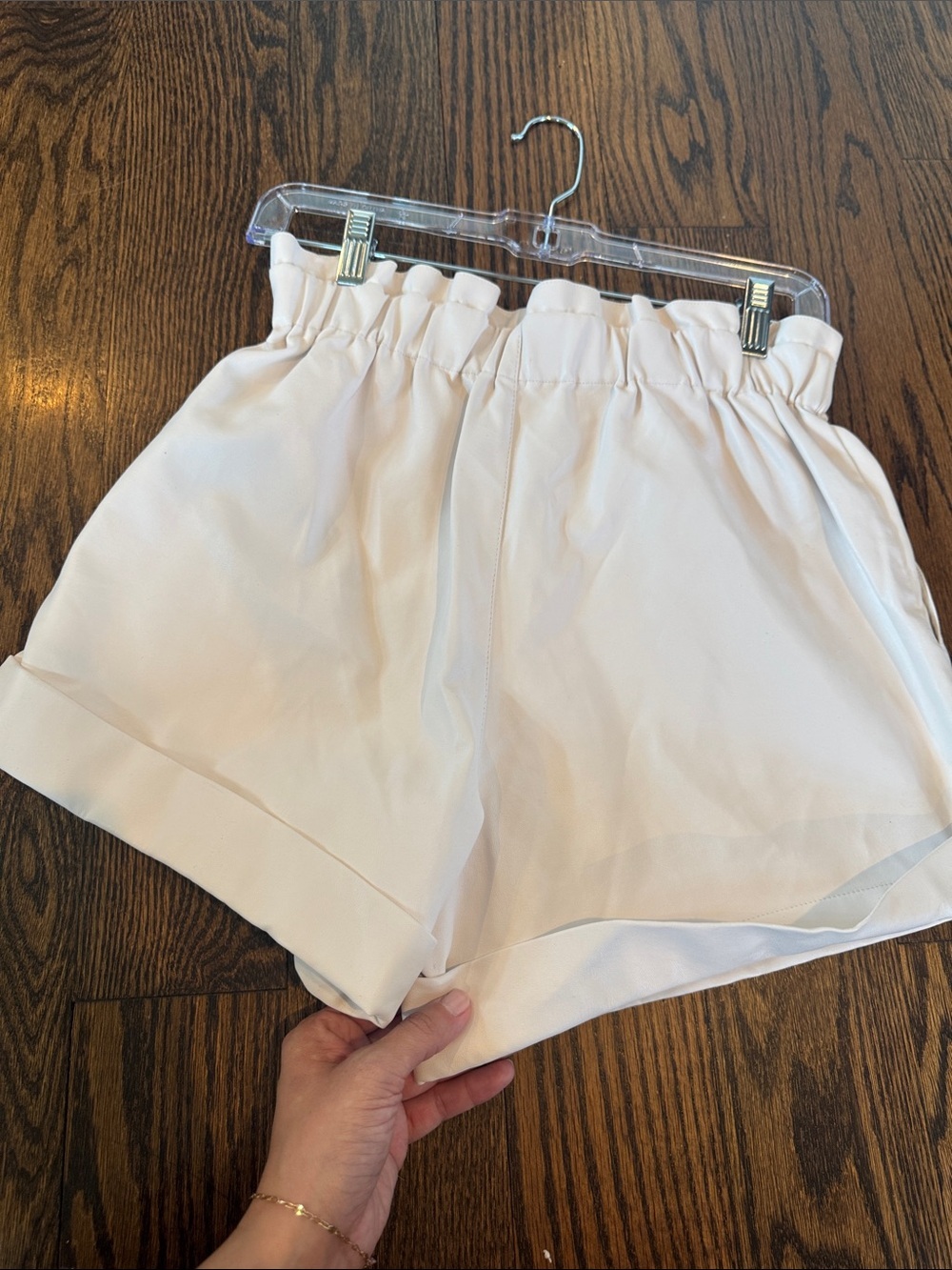 BuddyLove Ivory Faux Leather High Rise Paperbag Shorts Size Small - Picture 4 of 4